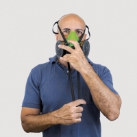 Sistema de enganche y desenganche rápido y elásticos corredizos que permiten sacar y bajar la semimáscara sin remover el puente.